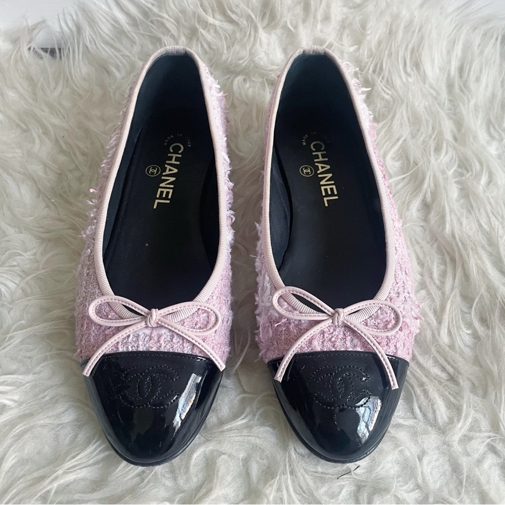 Chanel Pink Tweed Ballerina Flats Black Patent Leather Cap Toe CC Logo size 38